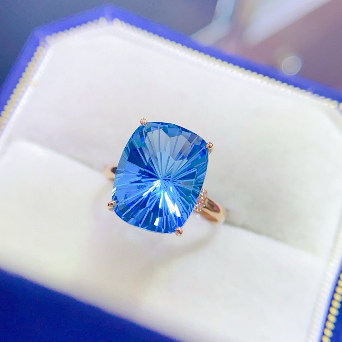 14k Gold 8.58 Ctw Natural Topaz & Diamond Ring: Ref:230944234 // gold content:14k gold // ring size:7. 25us // // main gemstone:topaz // shape:cushion // carat weight:8. 55ct // color:blue // treatment:natural // // adjacent gemstone 2 : diamond //