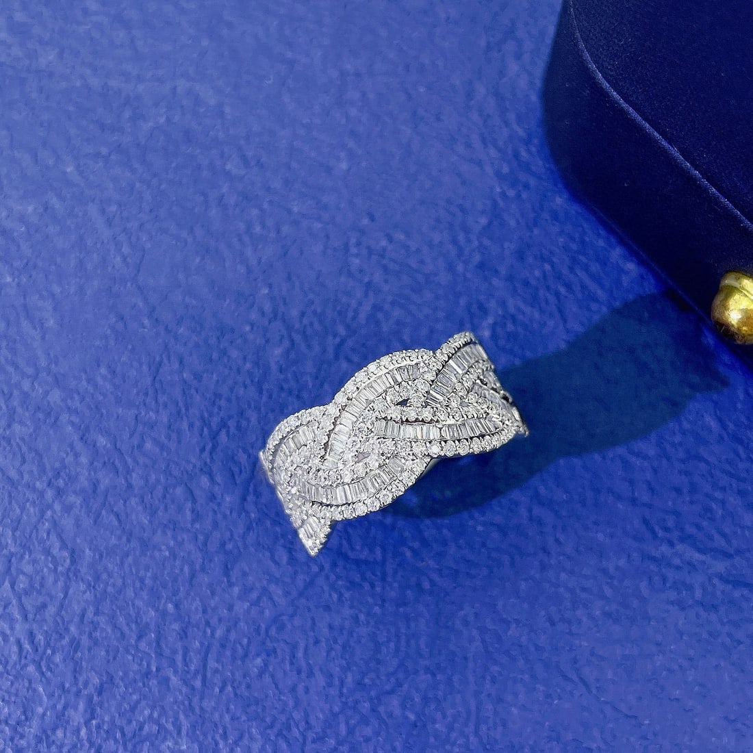 14k Gold 0.77 Ctw Natural H Diamond Ring: Ref:230944236 // gold content:14k gold // ring size:7. 25us // // main gemstone:diamond // shape:baguette // carat weight:0. 37ct // clarity grade:vs-si // color:h // treatment:natural // //