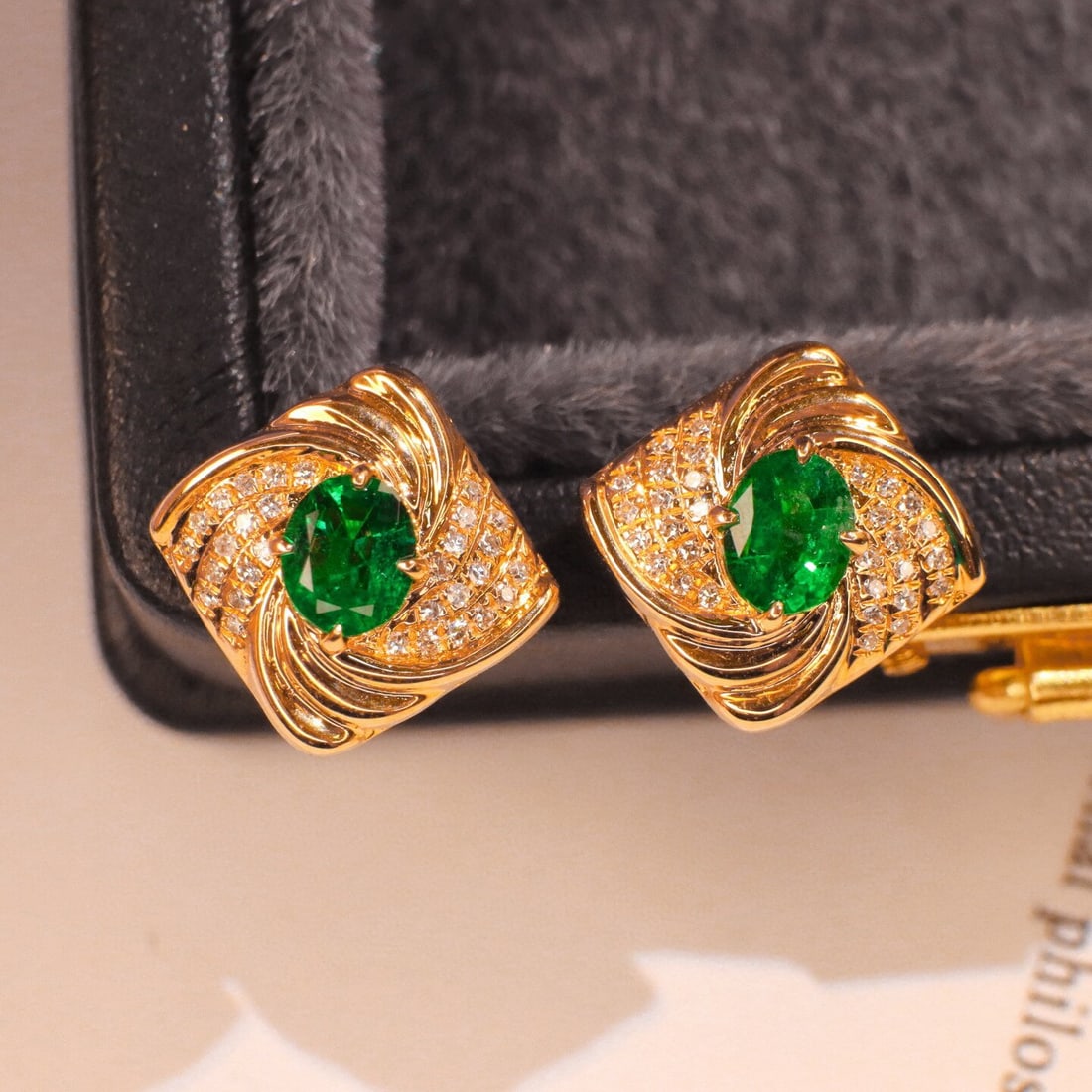 14k Gold 1.18 Ctw Vivid Green Natural Emerald & Diamond Earrings: Ref:230944278 // gold content:14k gold // main gemstone:emerald // shape:oval // carat weight:1ct // color:vivid green // treatment:natural // // adjacent gemstone 2 : diamond // shape:round // carat