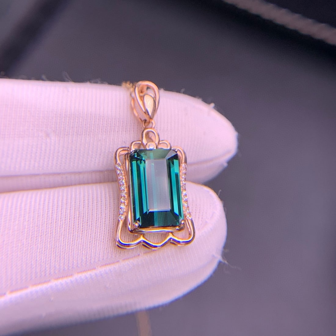 14k Gold 3.3 Ct Natural Tourmaline & Diamond Pendant( Without Chain ): Ref:230944281 // gold content:14k gold // main gemstone:tourmaline // shape:octagonal // carat weight:3. 3ct // color:green // treatment:natural // // adjacent gemstone 2 : diamond // shape:round // c
