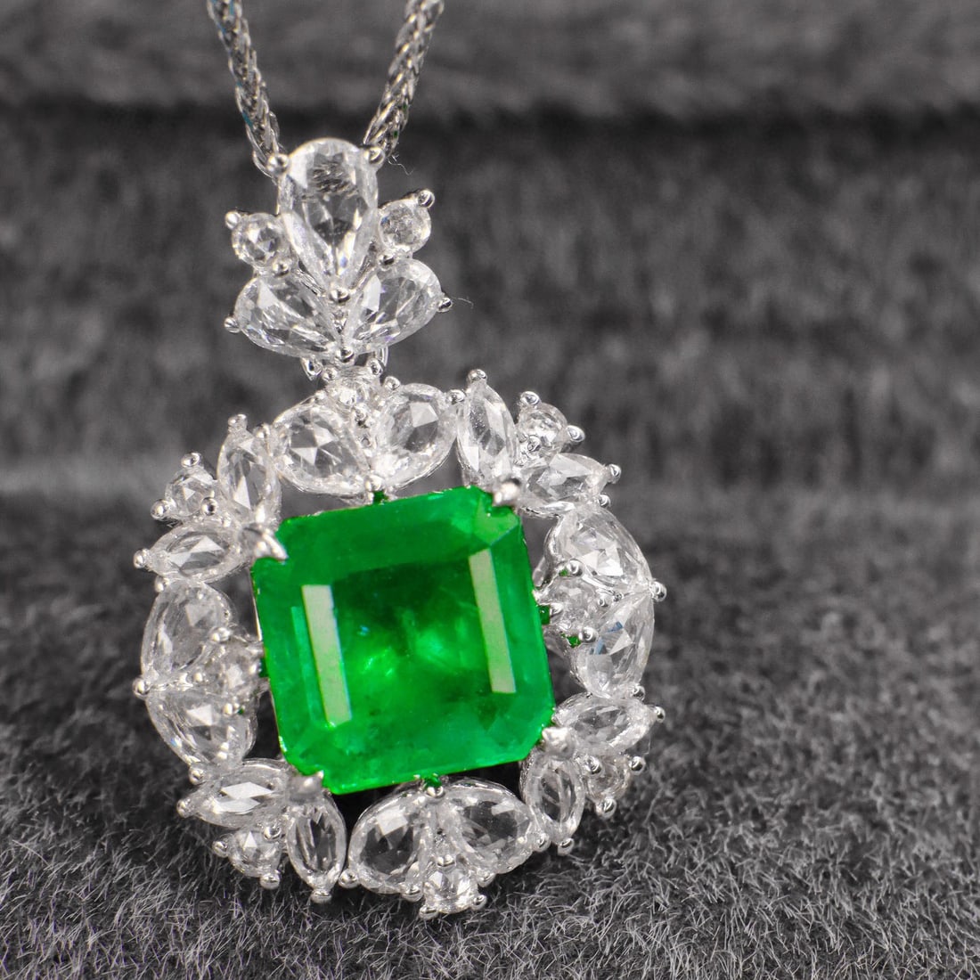 14k Gold 1.68 Ct Vivid Green Natural Emerald & Sapphire Pendant( Without Chain ): Ref:230944302 // gold content:14k gold // main gemstone:emerald // shape:octagonal // carat weight:1. 68ct // color:vivid green // treatment:natural // // adjacent gemstone 2 : sapphire // shape:multi