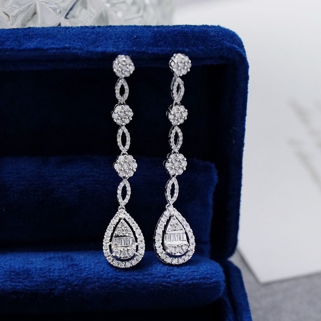 14k Gold 1.3 Ct Natural H Diamond Earrings: Ref:230944355 // gold content:14k gold // main gemstone:diamond // shape:multiply // carat weight:1. 3ct // clarity grade:vs-si // color:h // treatment:natural // Low Estimate: 5900High Estimate:
