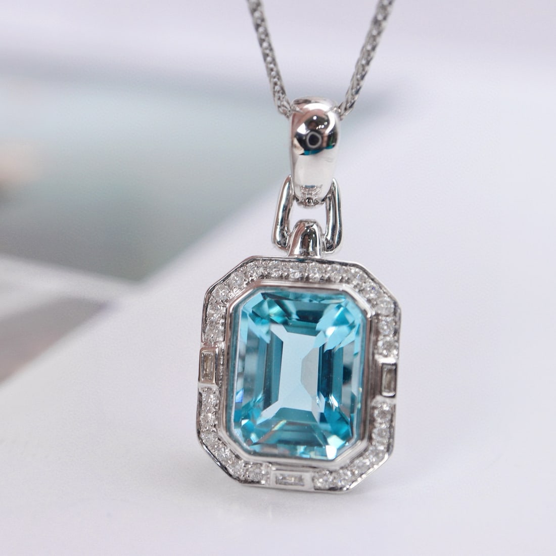 14k Gold 2.93 Ctw Natural Aquamarine & Diamond Pendant( Without Chain ): Ref:230944377 // gold content:14k gold // main gemstone:aquamarine // shape:octagonal // carat weight:2. 8ct // color:blue // treatment:natural // // adjacent gemstone 2 : diamond // shape:round //