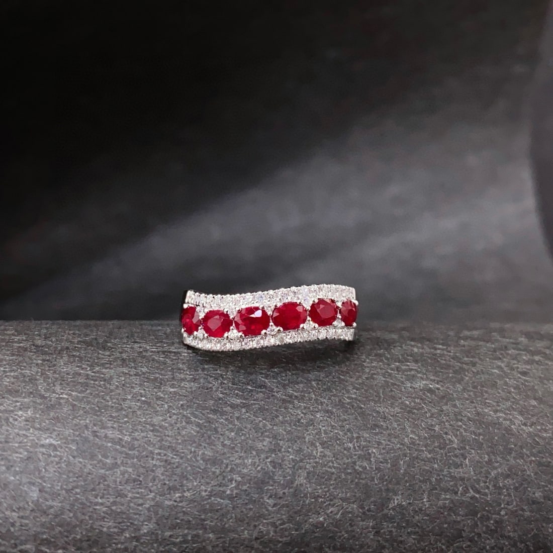14k Gold 1.12 Ctw Vivid Red Natural Ruby & Diamond Ring: Ref:230944390 // gold content:14k gold // ring size:7. 25us // // main gemstone:ruby // shape:oval // carat weight:0. 9ct // color:vivid red // treatment:natural // // adjacent gemstone 2 :