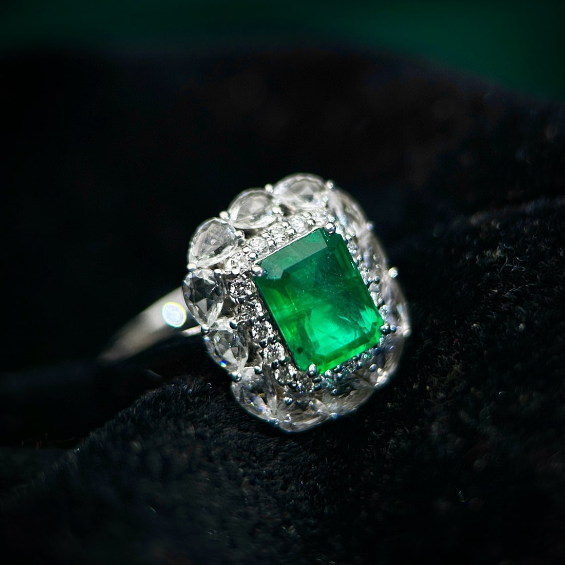 14k Gold 1.4 Ct Vivid Green Natural Emerald & Diamond & Sapphire Ring - 2