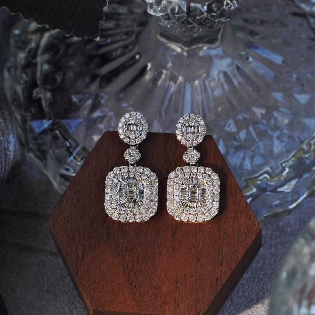 14k Gold 1.6 Ct Natural H Diamond Earrings: Ref:230944396 // gold content:14k gold // main gemstone:diamond // shape:multiply // carat weight:1. 6ct // clarity grade:vs-si // color:h // treatment:natural // Condition: NewLow Estimate: