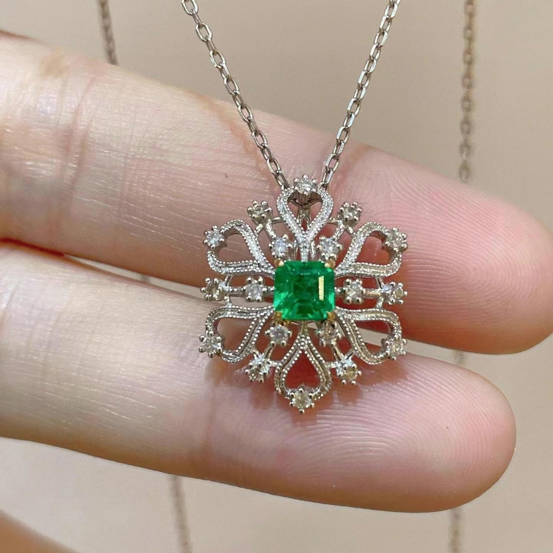 14k Gold 0.31 Ct Vivid Green Natural Emerald & Diamond Pendant( Without Chain ): Ref:230944412 // gold content:14k gold // main gemstone:emerald // shape:octagonal // carat weight:0. 31ct // color:vivid green // treatment:natural // // adjacent gemstone 2 : diamond // shape:round