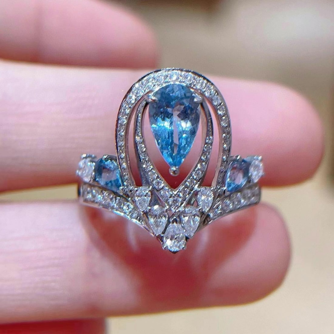 14k Gold 1.35 Ctw Natural Aquamarine & Diamond Ring: Ref:230944443 // gold content:14k gold // ring size:7. 25us // // main gemstone:aquamarine // shape:pear // carat weight:0. 70ct // color:blue // treatment:natural // // adjacent gemstone 2 :