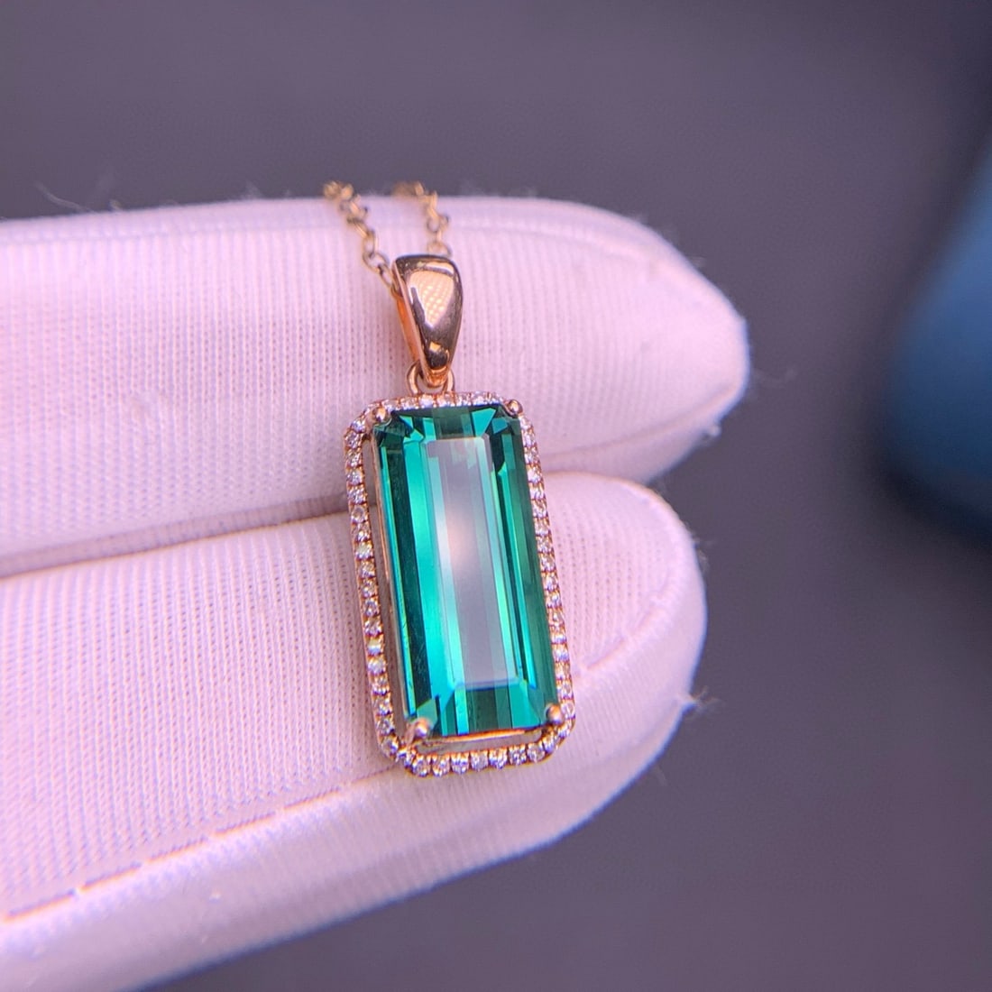 14k Gold 4.8 Ct Natural Tourmaline & Diamond Pendant( Without Chain ): Ref:230944450 // gold content:14k gold // main gemstone:tourmaline // shape:octagonal // carat weight:4. 8ct // color:green // treatment:natural // // adjacent gemstone 2 : diamond // shape:round