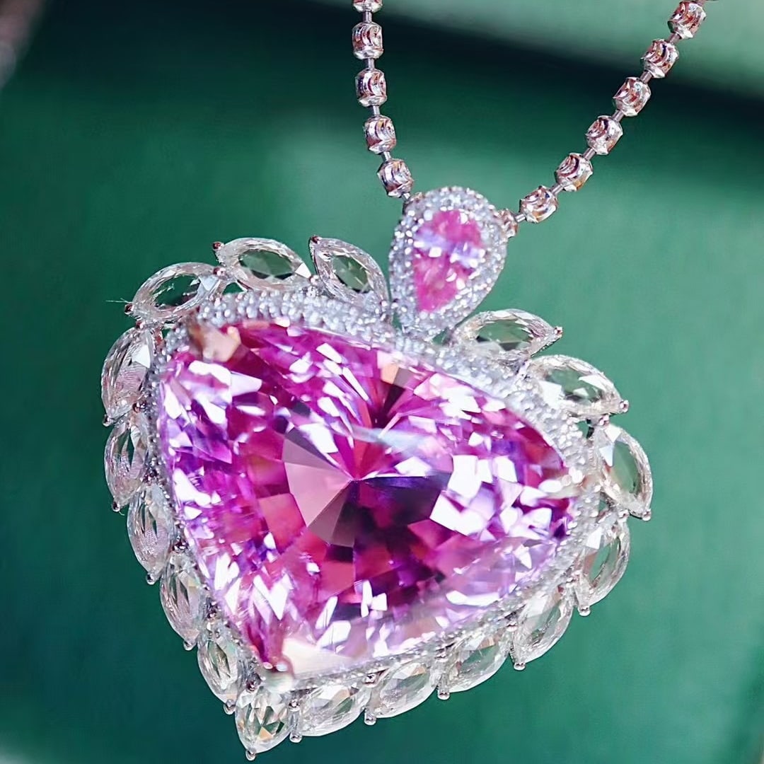 14k Gold 25.51 Ctw Natural Kunzite & Diamond Pendant( Without Chain ): Ref:230945016 // gold content:14k gold // main gemstone:kunzite // shape:pear // carat weight:25. 20ct // color:purple // treatment:natural // // adjacent gemstone 2 : diamond // shape:round //