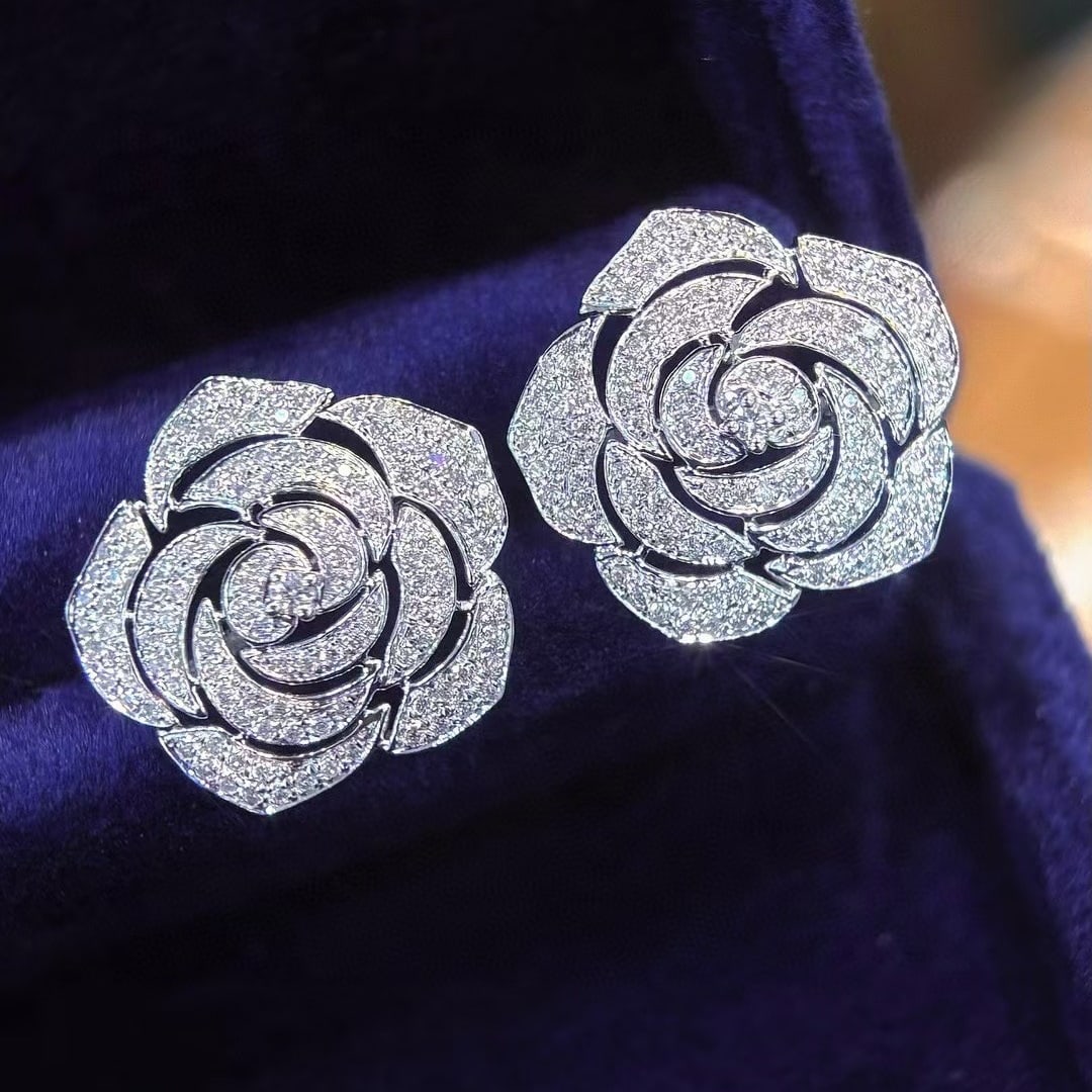 14k Gold 1.2 Ct Natural H Diamond & Flowers Earrings: Ref:230945019 // gold content:14k gold // main gemstone:diamond // shape:round // carat weight:1. 2ct // clarity grade:vs-si // color:h // treatment:natural // cut grade:g // Condition: NewLow