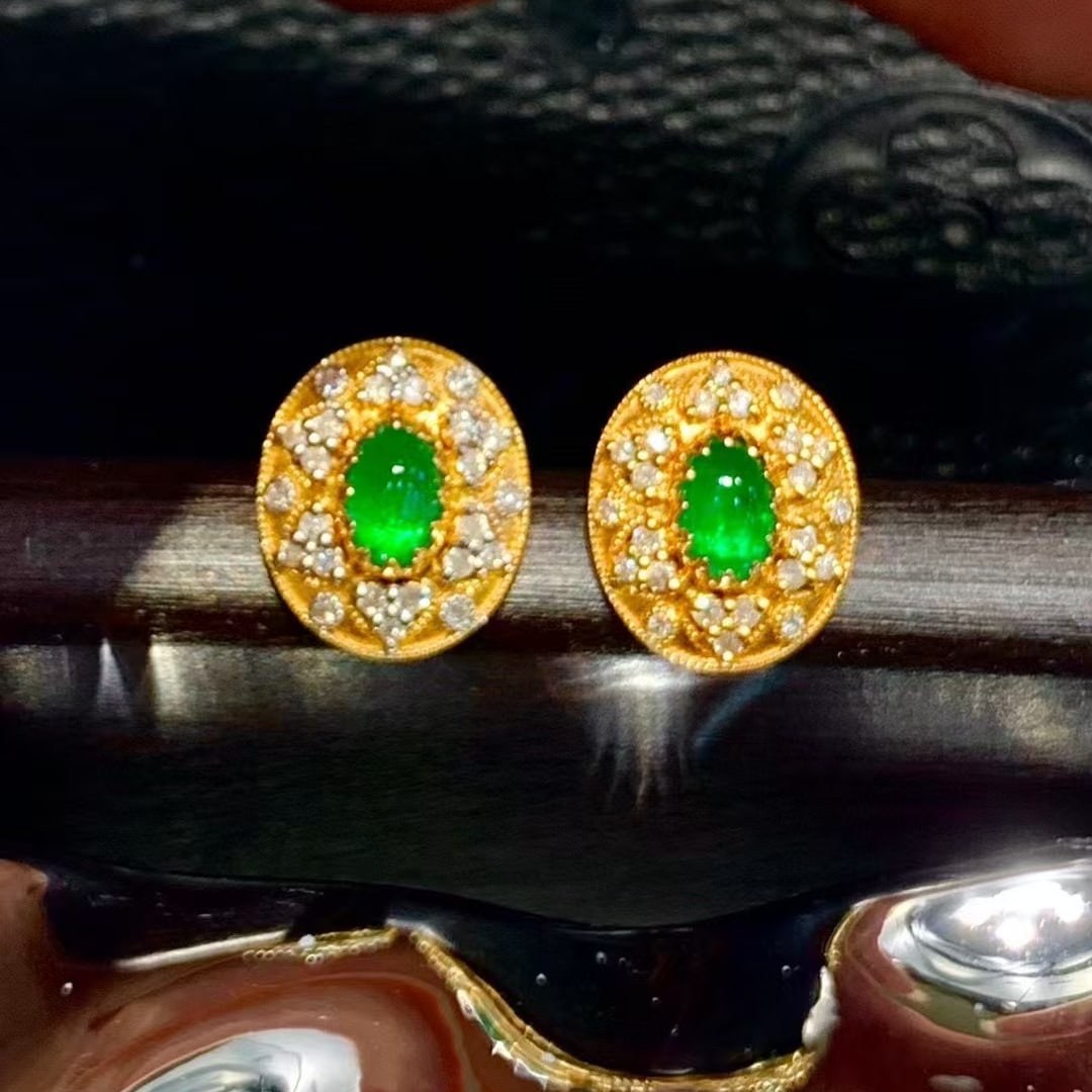 14k Gold 1.35 Ct Vivid Green Natural Emerald & Diamond Earrings: Ref:230945030 // gold content:14k gold // main gemstone:emerald // shape:oval // carat weight:1. 35ct // color:vivid green // treatment:natural // // adjacent gemstone 2 : diamond // shape:round // cl
