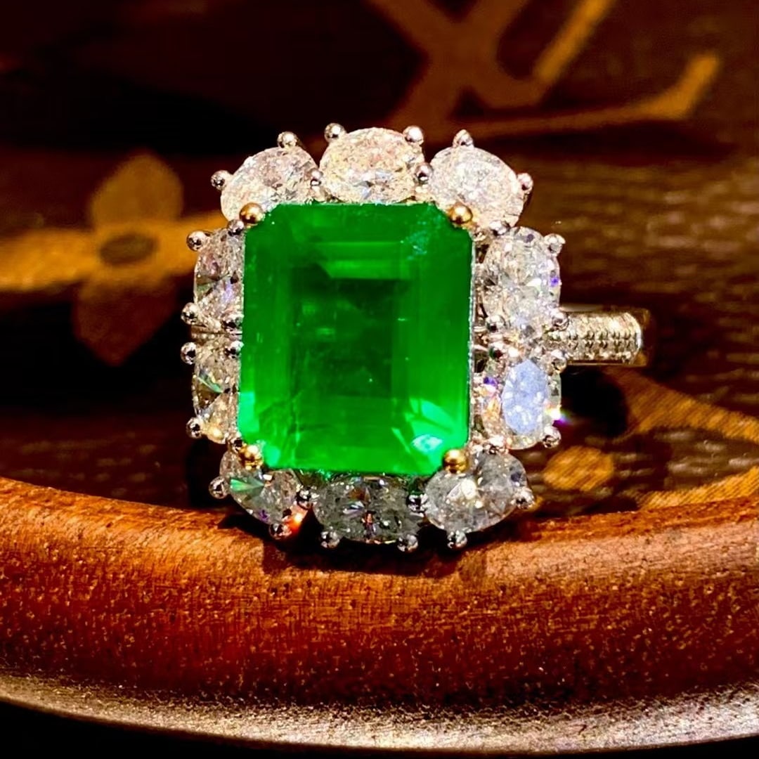 14k Gold 3.42 Ct Vivid Green Natural Emerald & Diamond Ring - 2