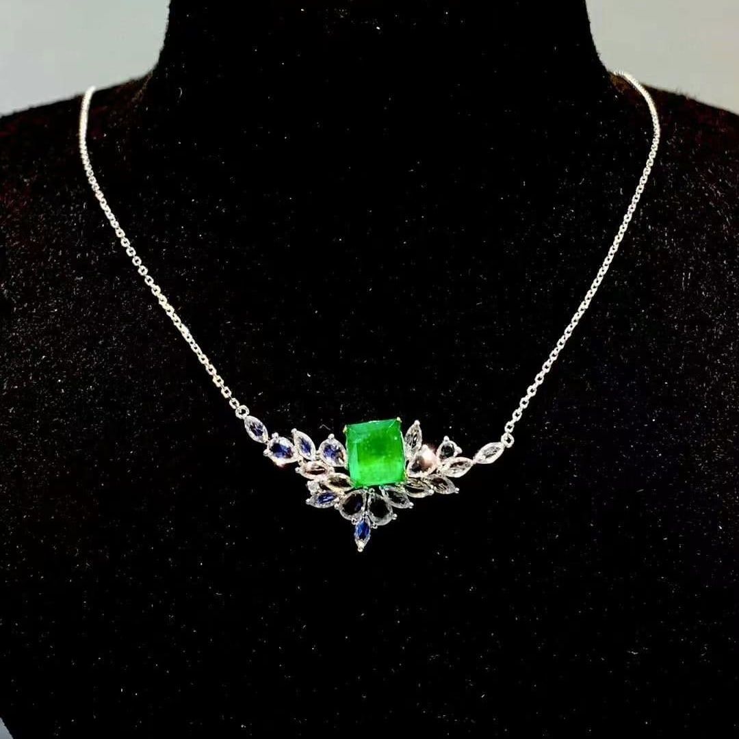 14k Gold 1.35 Ct Natural Emerald & Sapphire Necklace: Ref:230945048 // gold content:14k gold // main gemstone:emerald // shape:octagonal // carat weight:1. 35ct // color:green // treatment:natural // // adjacent gemstone 2 : sapphire // shape:multiply