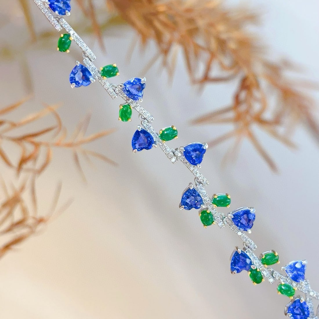 14k Gold 7.5 Ct Natural Sapphire & Emerald & Diamond Bracelet: Ref:230945071 // gold content:14k gold // main gemstone:sapphire // shape:heart // carat weight:7. 5ct // color:blue // treatment:natural // // adjacent gemstone 2 : emerald // shape:round //