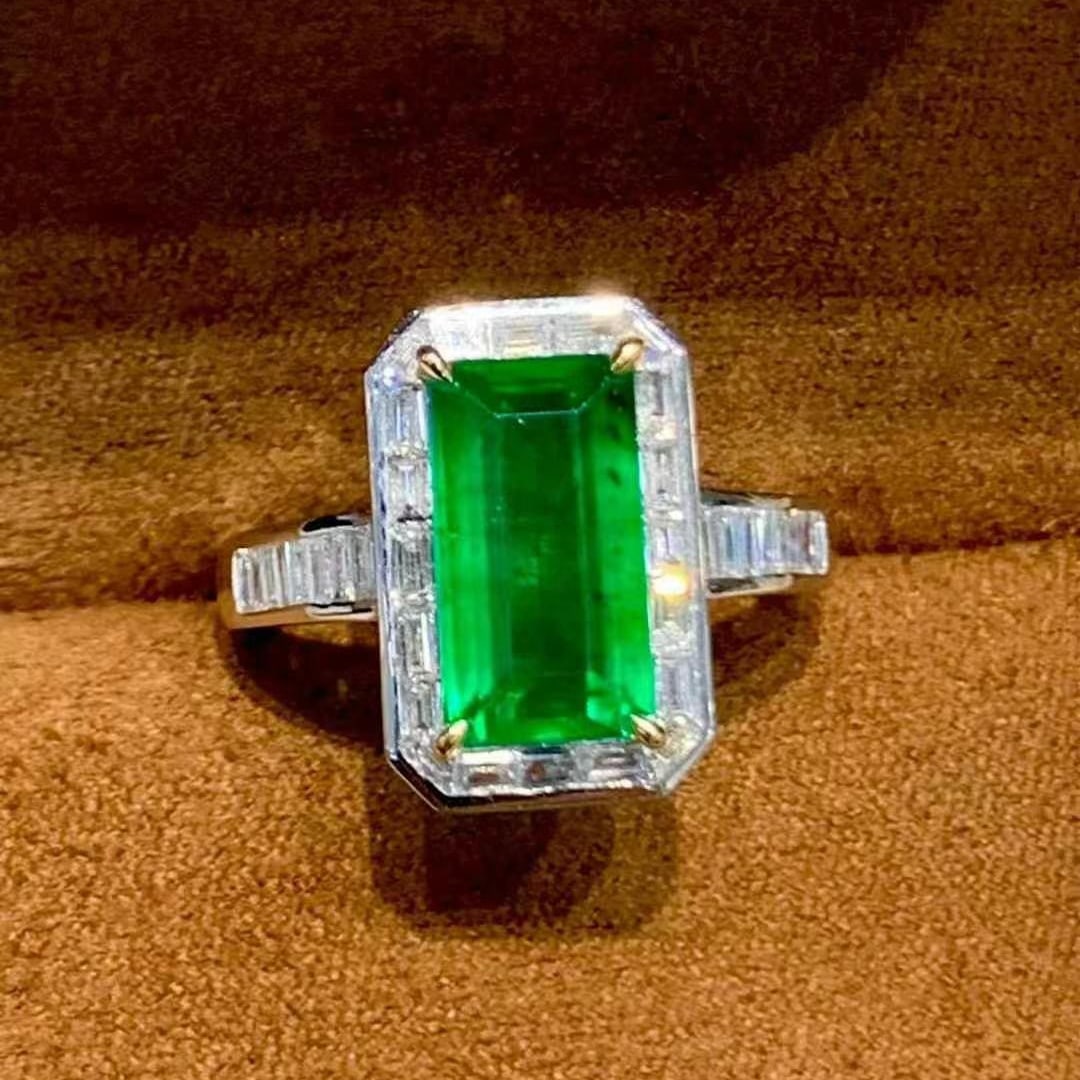 14k Gold 2.8 Ct Vivid Green Natural Emerald & Diamond Ring: Ref:230945073 // gold content:14k gold // ring size:7. 25us // // main gemstone:emerald // shape:octagonal // carat weight:2. 8ct // color:vivid green // treatment:natural // // adjacent gemstone
