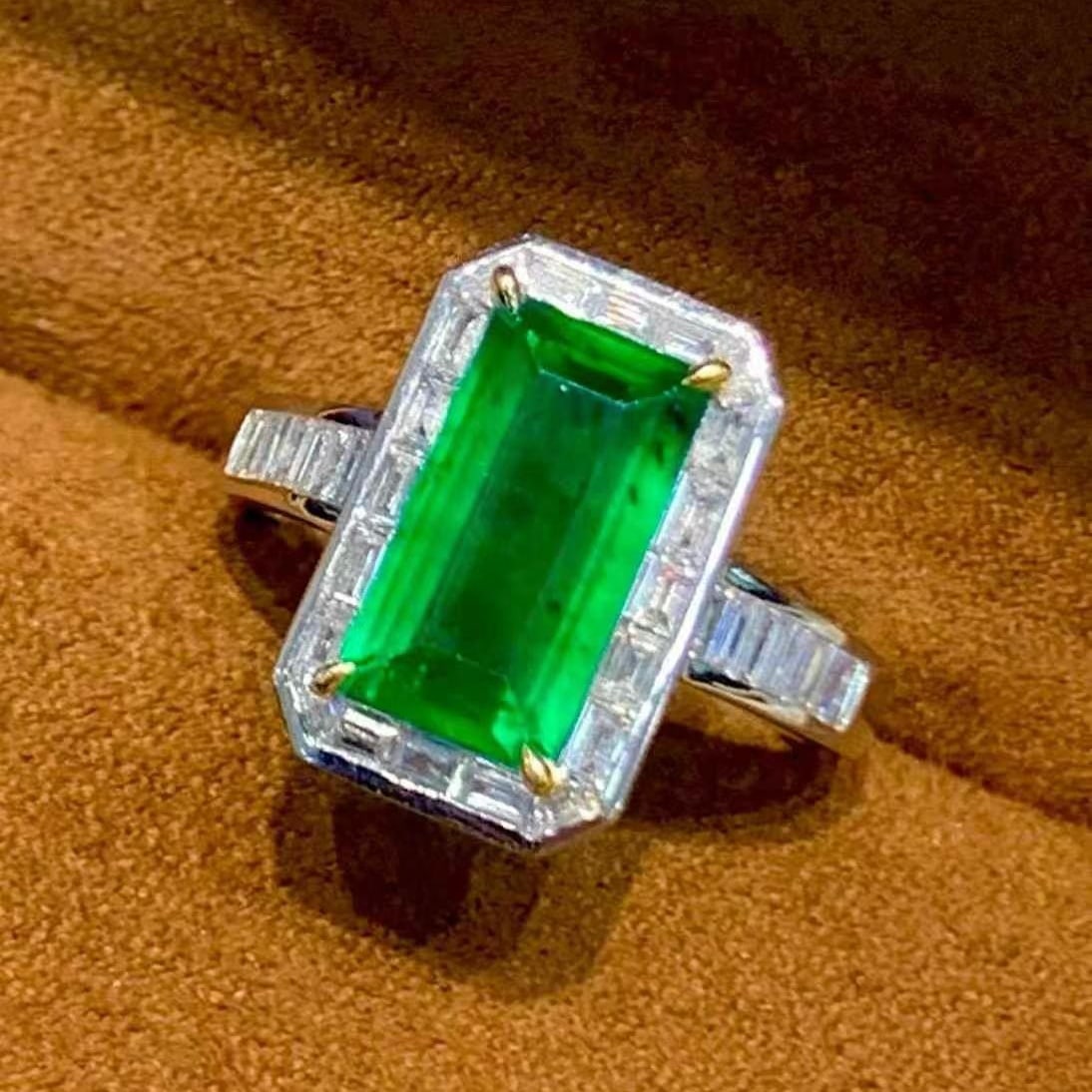 14k Gold 2.8 Ct Vivid Green Natural Emerald & Diamond Ring - 2