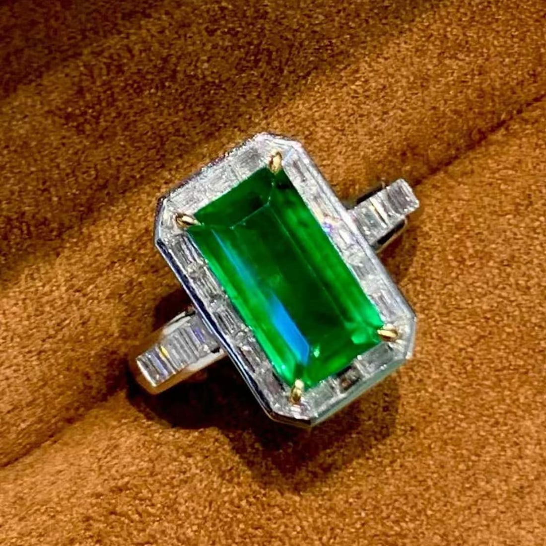 14k Gold 2.8 Ct Vivid Green Natural Emerald & Diamond Ring - 4