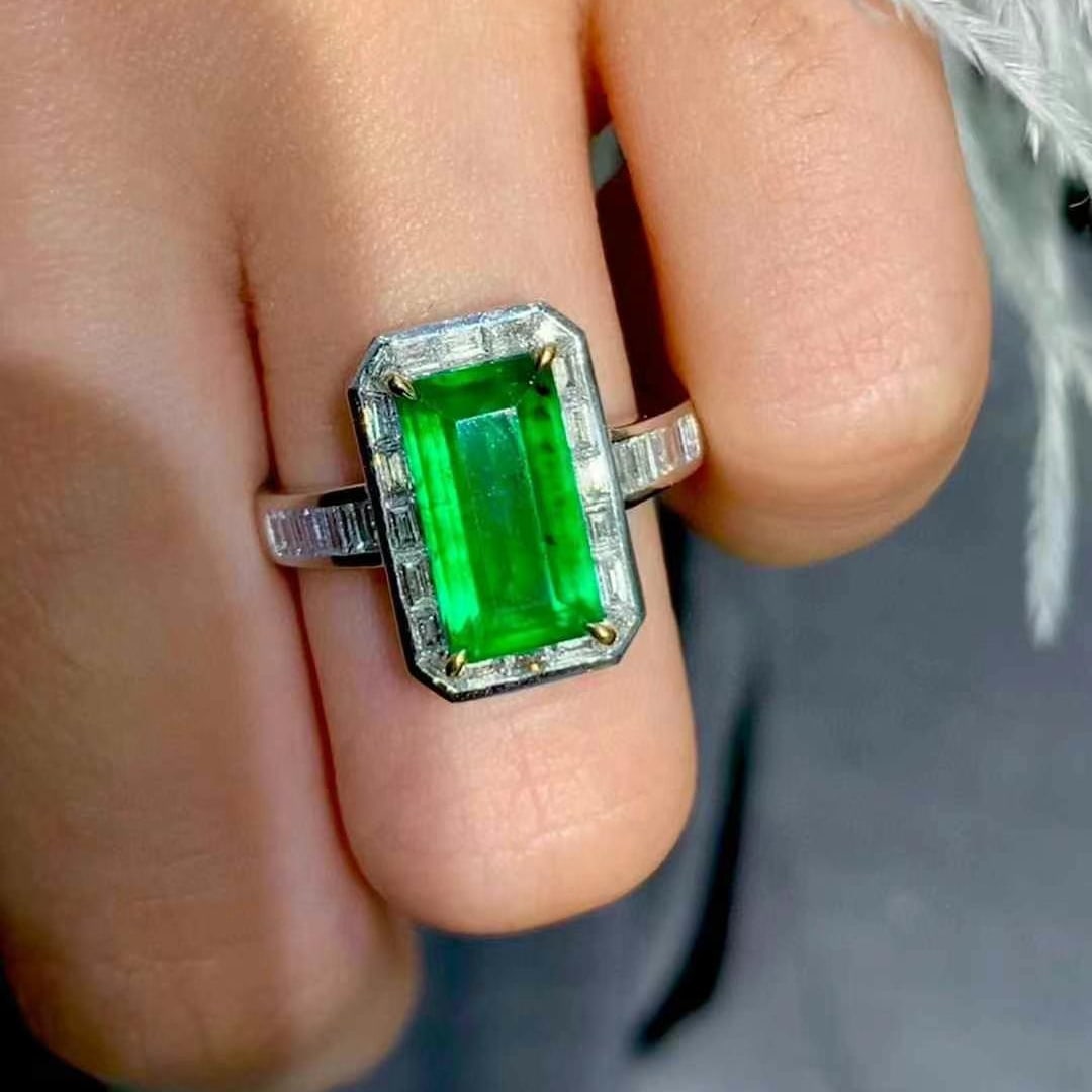 14k Gold 2.8 Ct Vivid Green Natural Emerald & Diamond Ring - 6