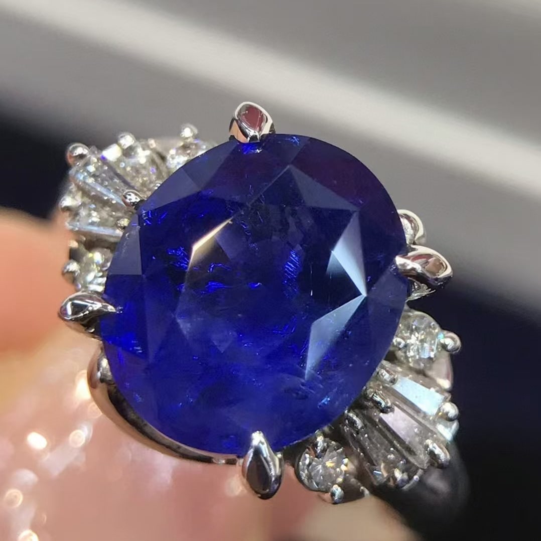 14k Gold 5.27 Ctw Natural Sapphire & Diamond Ring: Ref:230945085 // gold content:14k gold // ring size:7. 25us // // main gemstone:sapphire // shape:oval // carat weight:5. 09ct // color:blue // treatment:natural // // adjacent gemstone 2 :