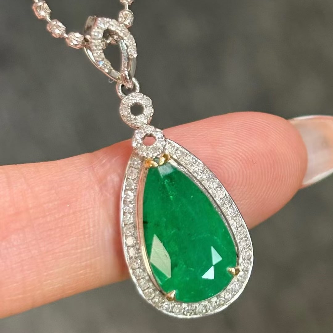 14k Gold 4.46 Ctw Natural Emerald & Diamond Pendant( Without Chain ): Ref:230945119 // gold content:14k gold // main gemstone:emerald // shape:pear // carat weight:4. 22ct // color:green // treatment:natural // // adjacent gemstone 2 : diamond // shape:round // carat