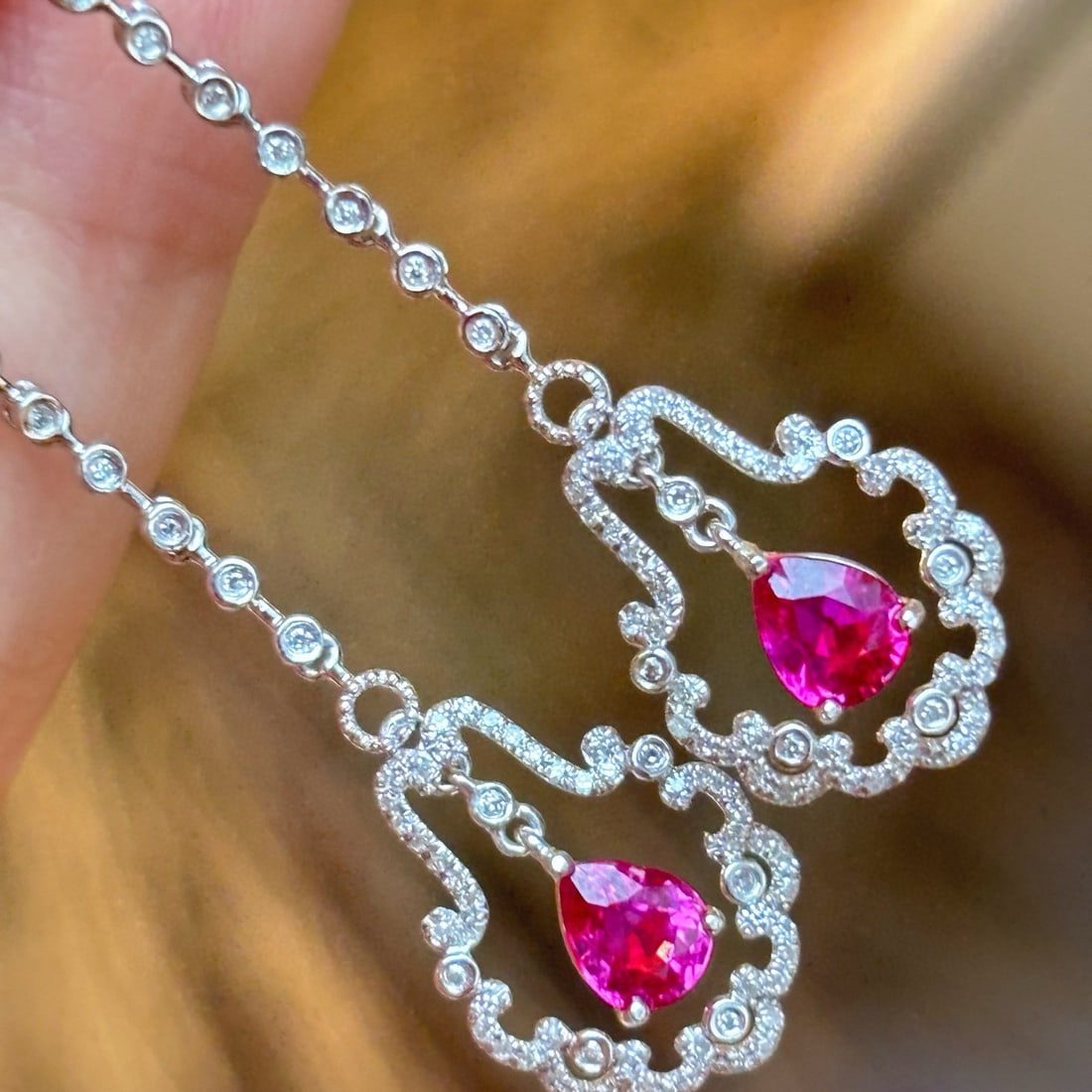 14k Gold 0.9 Ct Natural Ruby & Diamond Earrings: Ref:230945141 // gold content:14k gold // main gemstone:ruby // shape:pear // carat weight:0. 9ct // color:red // treatment:natural // // adjacent gemstone 2 : diamond // shape:round // clarity