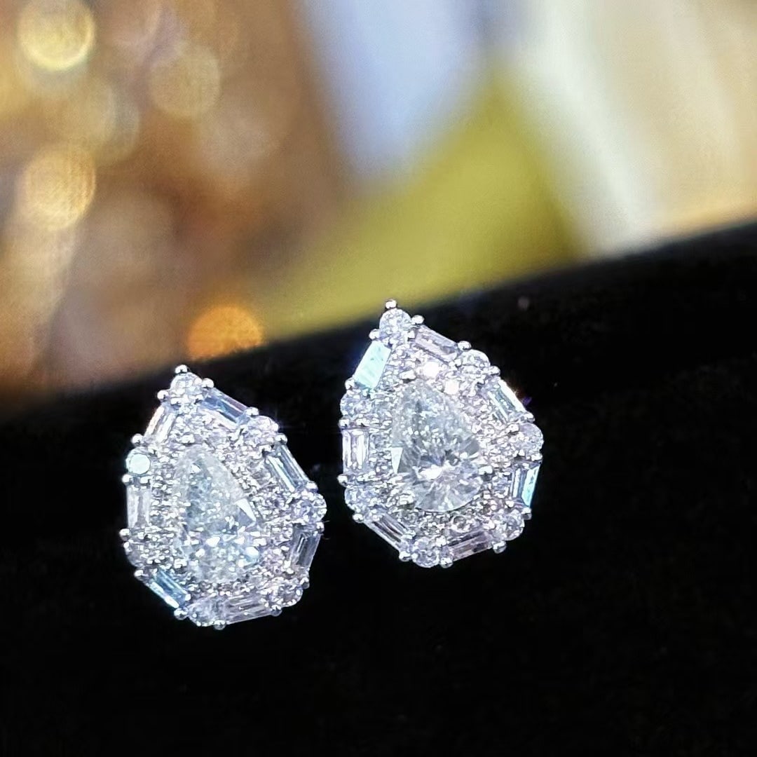 14k Gold 0.83 Ctw Natural H Diamond Earrings: Ref:230945150 // gold content:14k gold // main gemstone:diamond // shape:pear // carat weight:0. 4ct // clarity grade:vs-si // color:h // treatment:natural // // adjacent gemstone 2 : diamond //