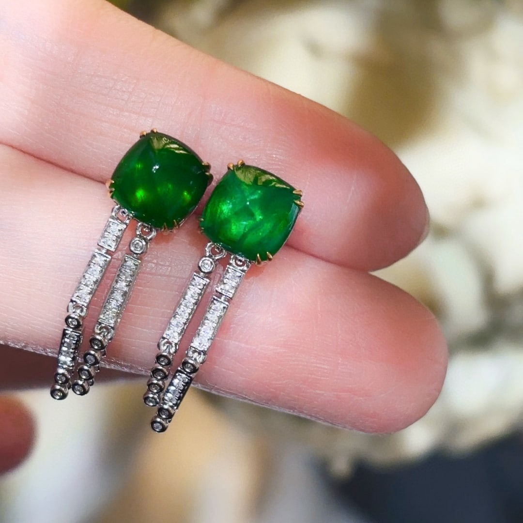 14k Gold 3.2 Ct Natural Emerald & Diamond Earrings: Ref:230945168 // gold content:14k gold // main gemstone:emerald // shape:suger-loaf // carat weight:3. 2ct // color:green // treatment:natural // // adjacent gemstone 2 : diamond // shape:round // cla