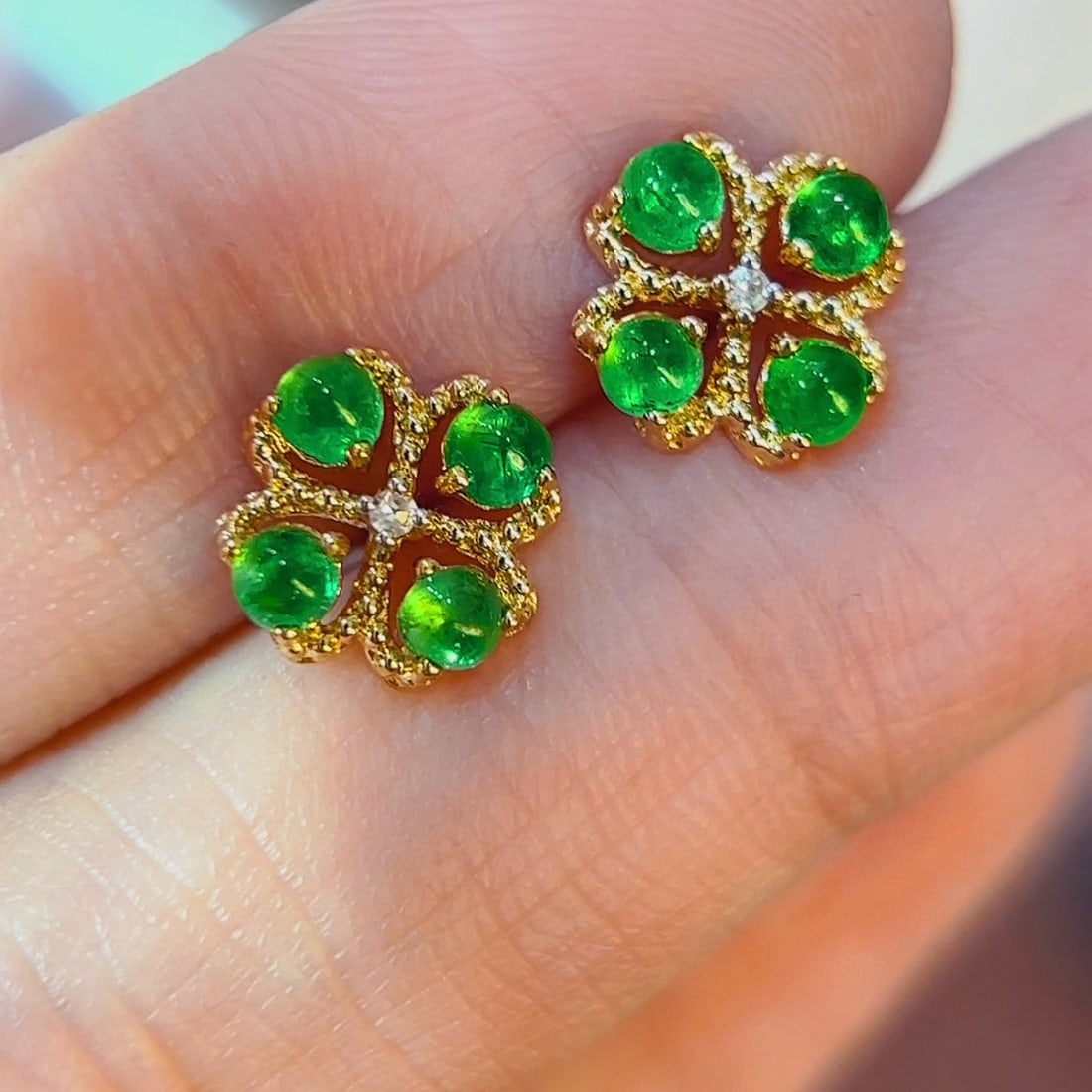 14k Gold 0.7 Ct Natural Emerald & Diamond Earrings: Ref:230945181 // gold content:14k gold // main gemstone:emerald // shape:round // carat weight:0. 7ct // color:green // treatment:natural // cut grade:g // // adjacent gemstone 2 : diamond // shape:ro