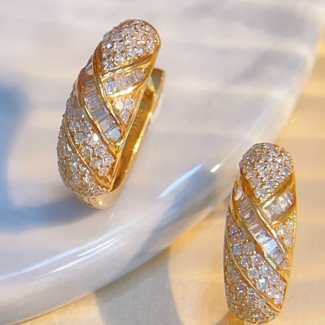 14k Gold 0.8 Ct Natural H Diamond Earrings: Ref:230945202 // gold content:14k gold // main gemstone:diamond // shape:multiply // carat weight:0. 8ct // clarity grade:vs-si // color:h // treatment:natural // Condition: NewLow Estimate: