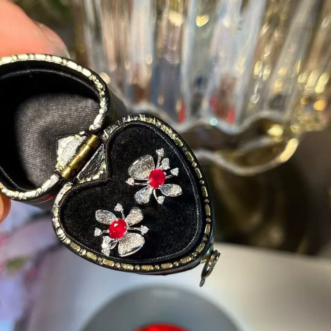 14k Gold 0.4 Ct Vivid Red Natural Ruby & Diamond Earrings: Ref:230945210 // gold content:14k gold // main gemstone:ruby // shape:oval // carat weight:0. 4ct // color:vivid red // treatment:natural // // adjacent gemstone 2 : diamond // shape:round //