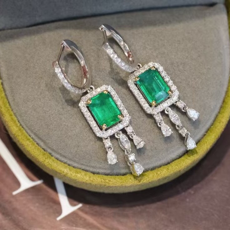 14k Gold 2.61 Ctw Vivid Green Natural Emerald & Diamond Earrings: Ref:230945241 // gold content:14k gold // main gemstone:emerald // shape:octagonal // carat weight:1. 75ct // color:vivid green // treatment:natural // // adjacent gemstone 2 : diamond //
