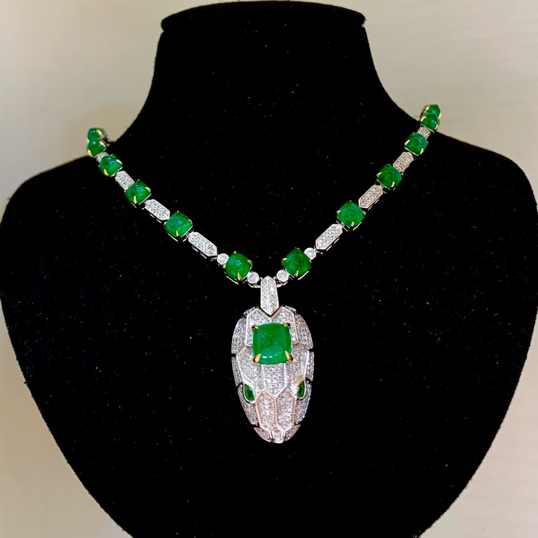 14k Gold 8 Ct Vivid Green Natural Emerald & Diamond Necklace - 3