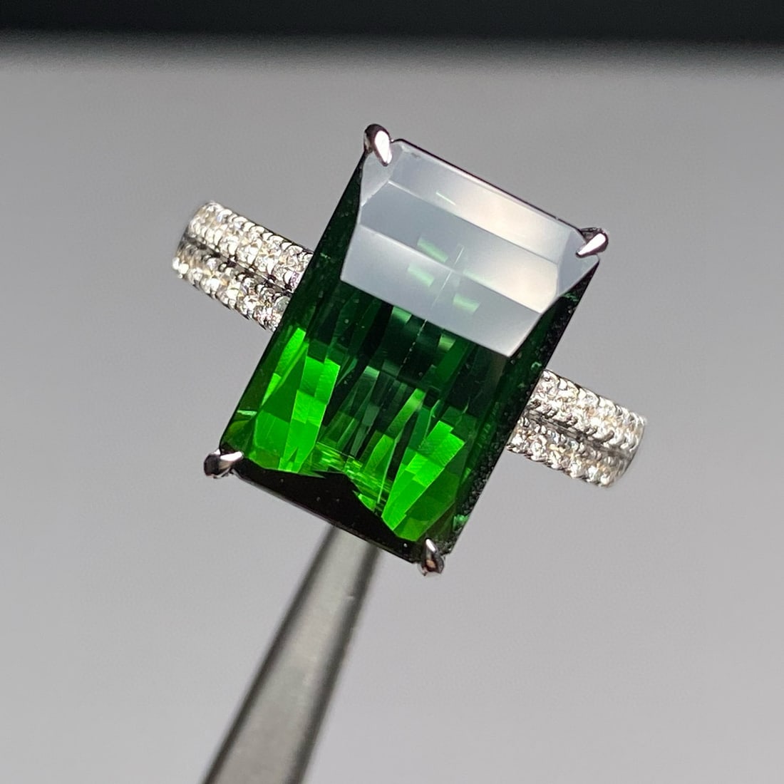 14k Gold 6.72 Ctw Natural Tourmaline & Diamond Ring: Ref:230946024 // gold content:14k gold // ring size:7. 25us // // main gemstone:tourmaline // shape:octagonal // carat weight:6. 39ct // color:green // treatment:natural // // adjacent gemstone 2 : di