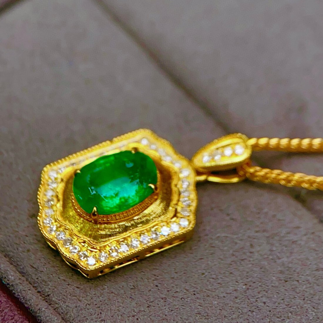 14k Gold 1.76 Ctw Vivid Green Natural Emerald & Diamond Pendant( Without Chain ) - 4