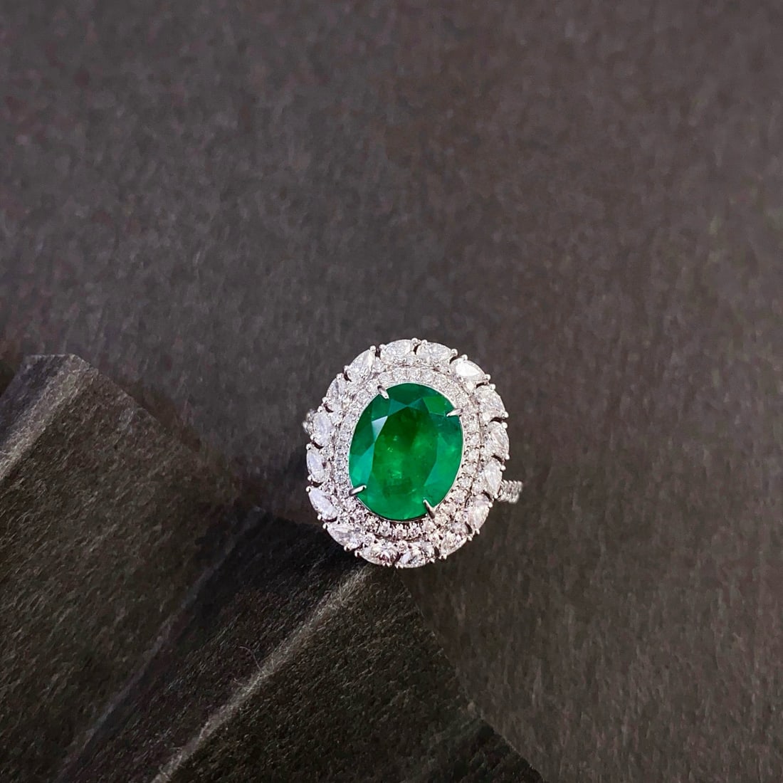 14k Gold 4.32 Ctw Vivid Green Natural Emerald & Diamond Ring/pendant( Without Chain ): Ref:230946035 // gold content:14k gold // ring size:7. 25us // // main gemstone:emerald // shape:oval // carat weight:2. 88ct // color:vivid green // treatment:natural // // adjacent gemstone 2 :