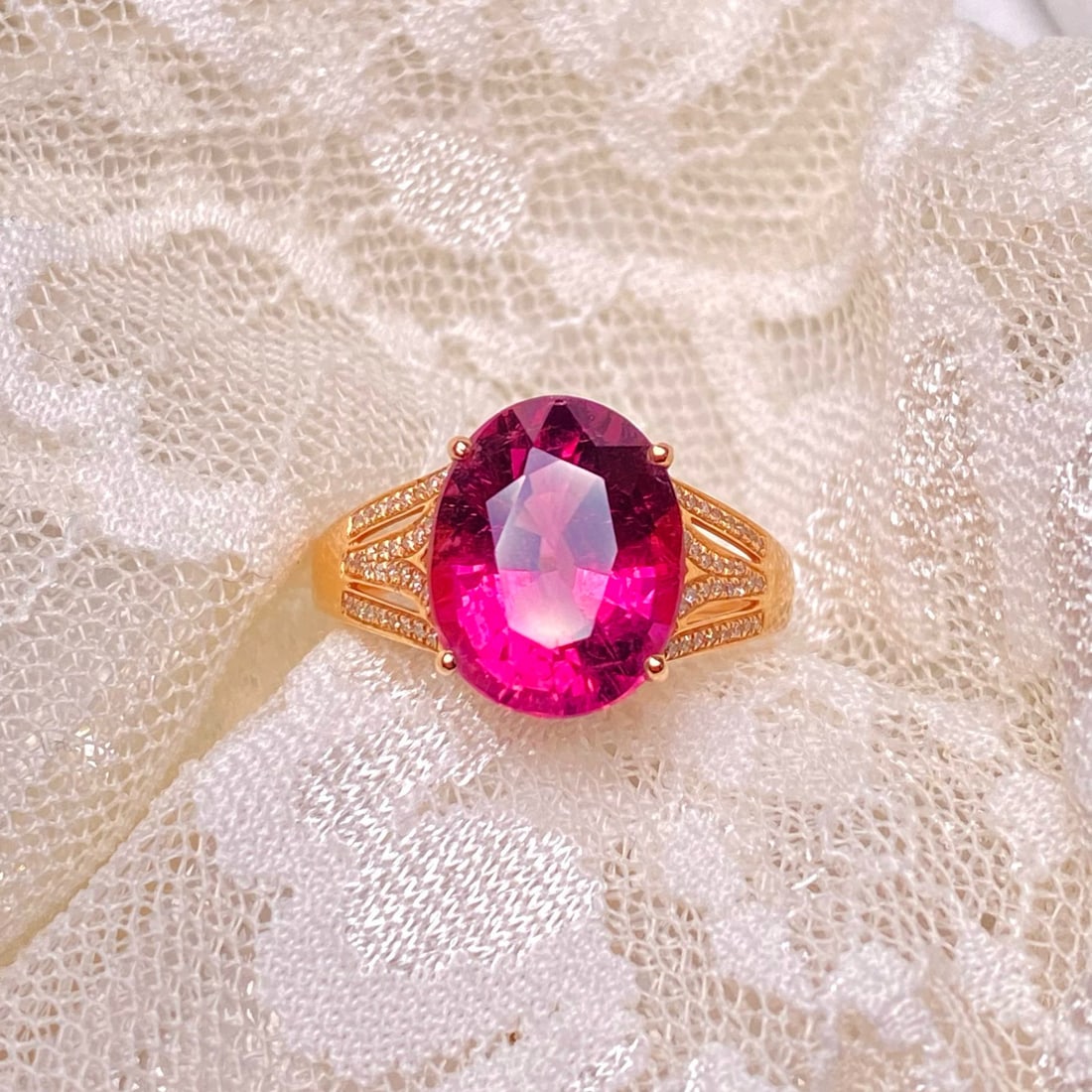 14k Gold 4.50 Ct Natural Tourmaline & Diamond Ring: Ref:230946036 // gold content:14k gold // ring size:7. 25us // // main gemstone:tourmaline // shape:oval // carat weight:4. 50ct // color:red // treatment:natural // // adjacent gemstone 2 :