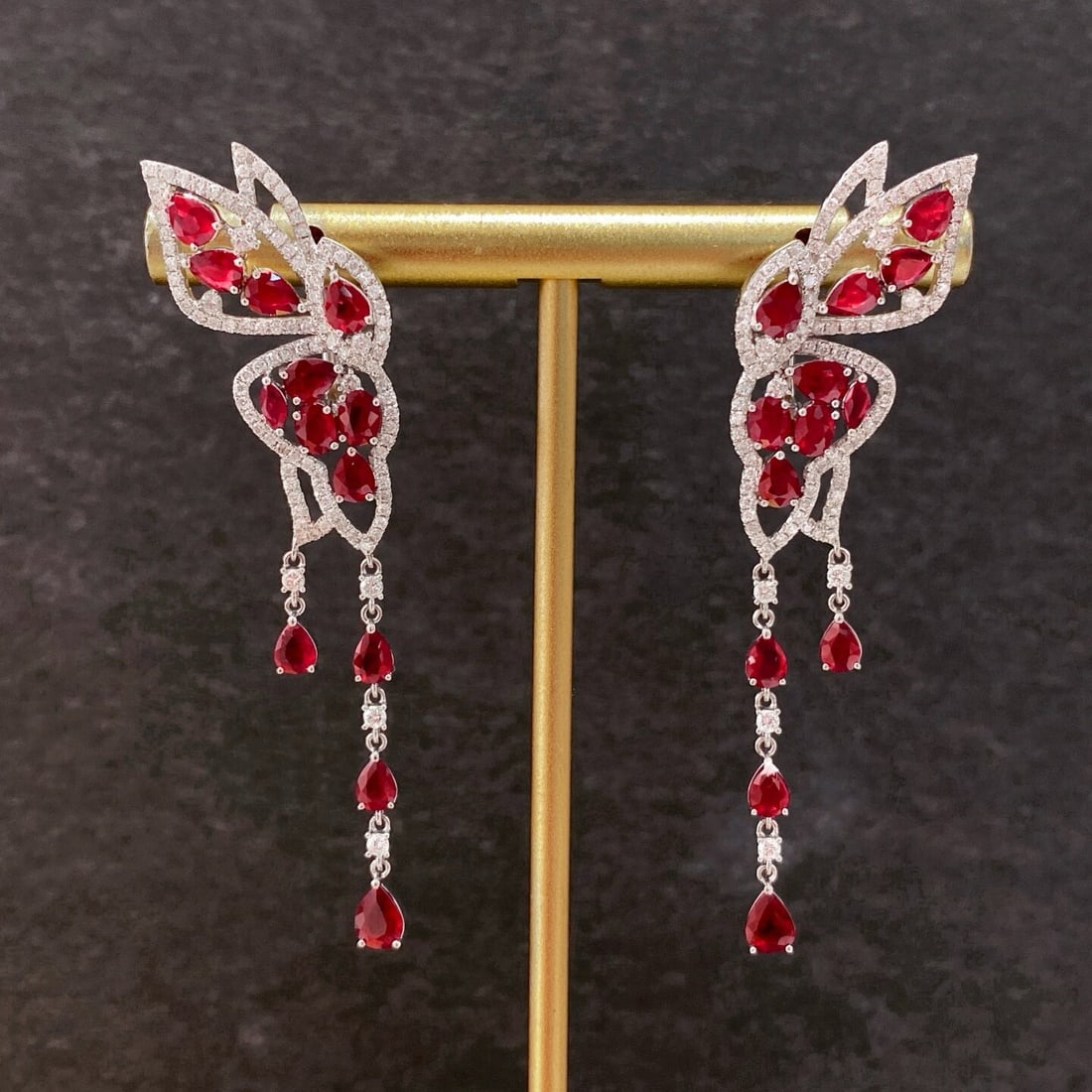 14k Gold 5.79 Ctw Natural Ruby & Diamond Earrings: Ref:230946039 // gold content:14k gold // main gemstone:ruby // shape:multiply // carat weight:4. 81ct // color:pigeonblood red // treatment:natural // // adjacent gemstone 2 : diamond //