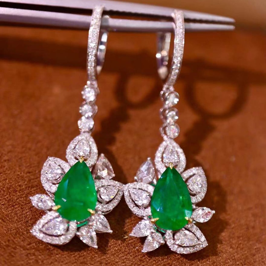 14k Gold 5.30 Ctw Vivid Green Natural Emerald & Diamond Earrings: Ref:230946053 // gold content:14k gold // main gemstone:emerald // shape:pear // carat weight:3. 29ct // color:vivid green // treatment:natural // // adjacent gemstone 2 : diamond // shape:multiply