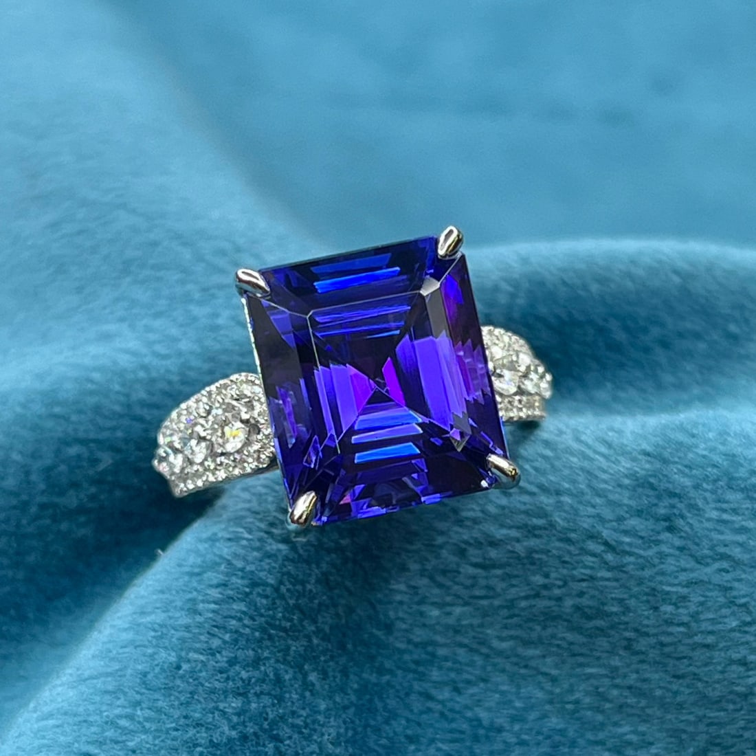 14k Gold 10.37 Ctw Natural Tanzanite & Diamond Ring: Ref:230946064 // gold content:14k gold // ring size:7. 25us // // main gemstone:tanzanite // shape:octagonal // carat weight:9. 8ct // color:blue // treatment:natural // // adjacent gemstone 2 :