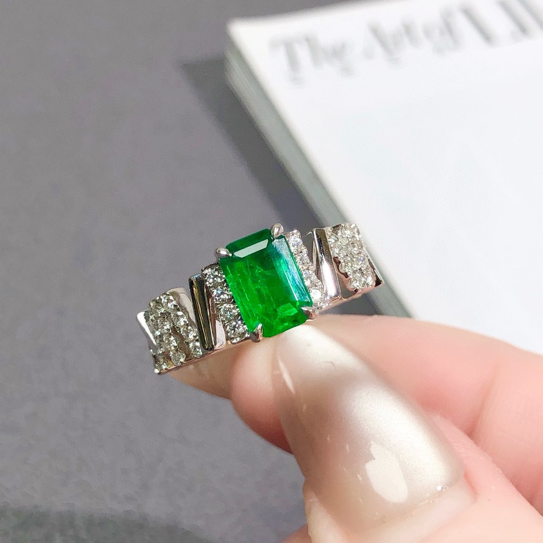 14k Gold 1.40 Ctw Vivid Green Natural Emerald & Diamond Ring: Ref:230946070 // gold content:14k gold // ring size:7. 25us // // main gemstone:emerald // shape:octagonal // carat weight:1. 02ct // color:vivid green // treatment:natural // // adjacent gemstone