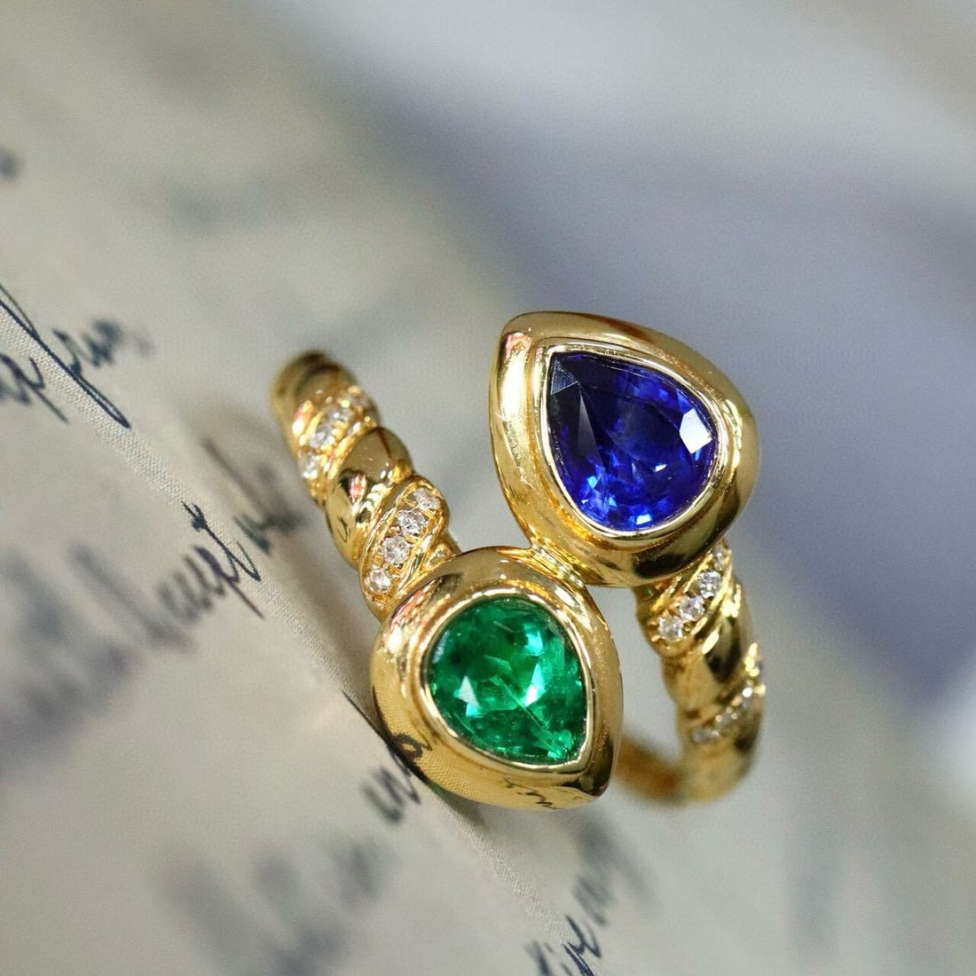 14k Gold 0.75 Ctw Natural Sapphire & Emerald & Toi Et Moi Ring: Ref:230946073 // gold content:14k gold // ring size:7. 25us // // main gemstone:sapphire // shape:pear // carat weight:0. 42ct // color:blue // treatment:natural // // adjacent gemstone 2 :