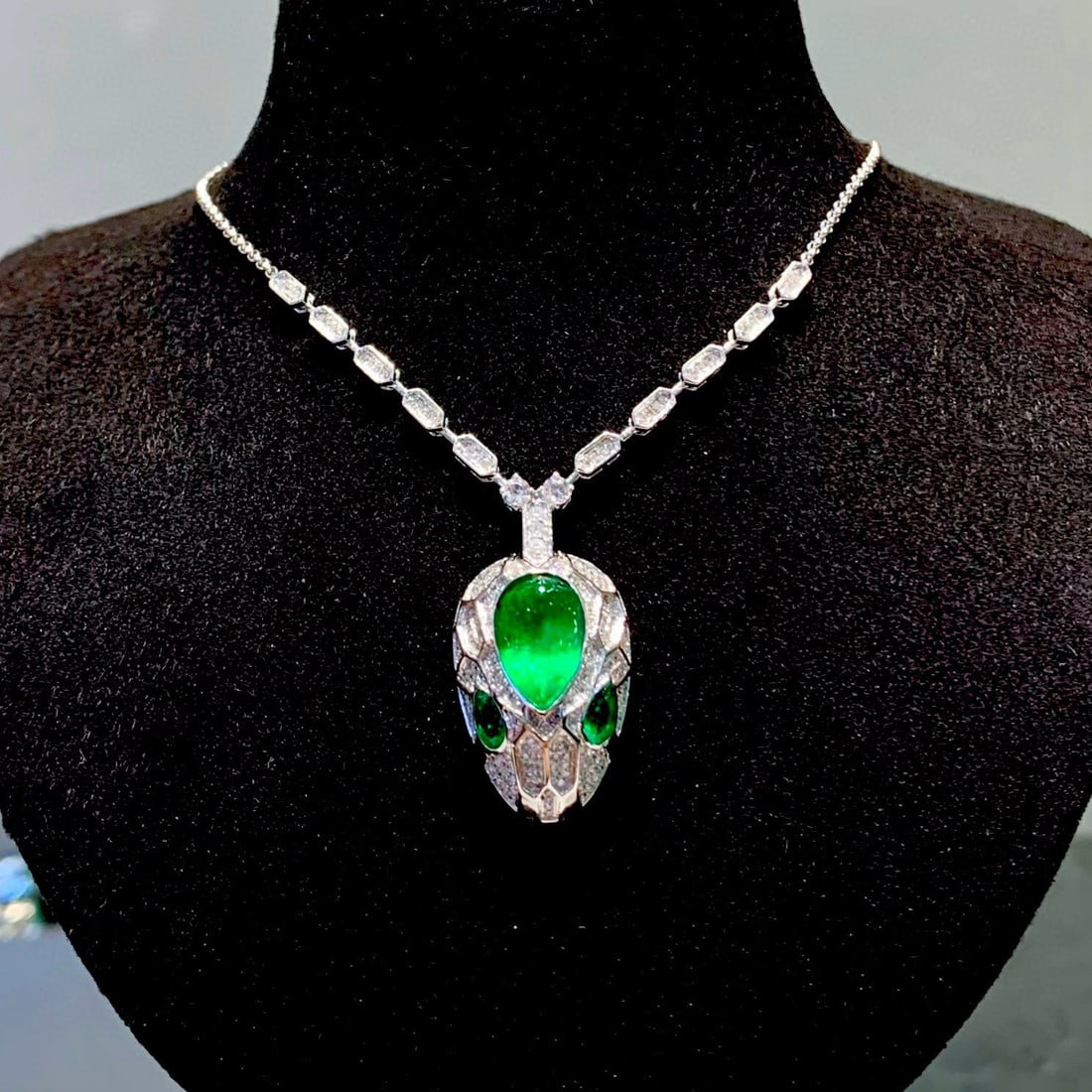 14k Gold 2.2 Ct Vivid Green Natural Emerald & Diamond Necklace: Ref:230946076 // gold content:14k gold // main gemstone:emerald // shape:pear // carat weight:2. 2ct // color:vivid green // treatment:natural // // adjacent gemstone 2 : diamond // shape:round //