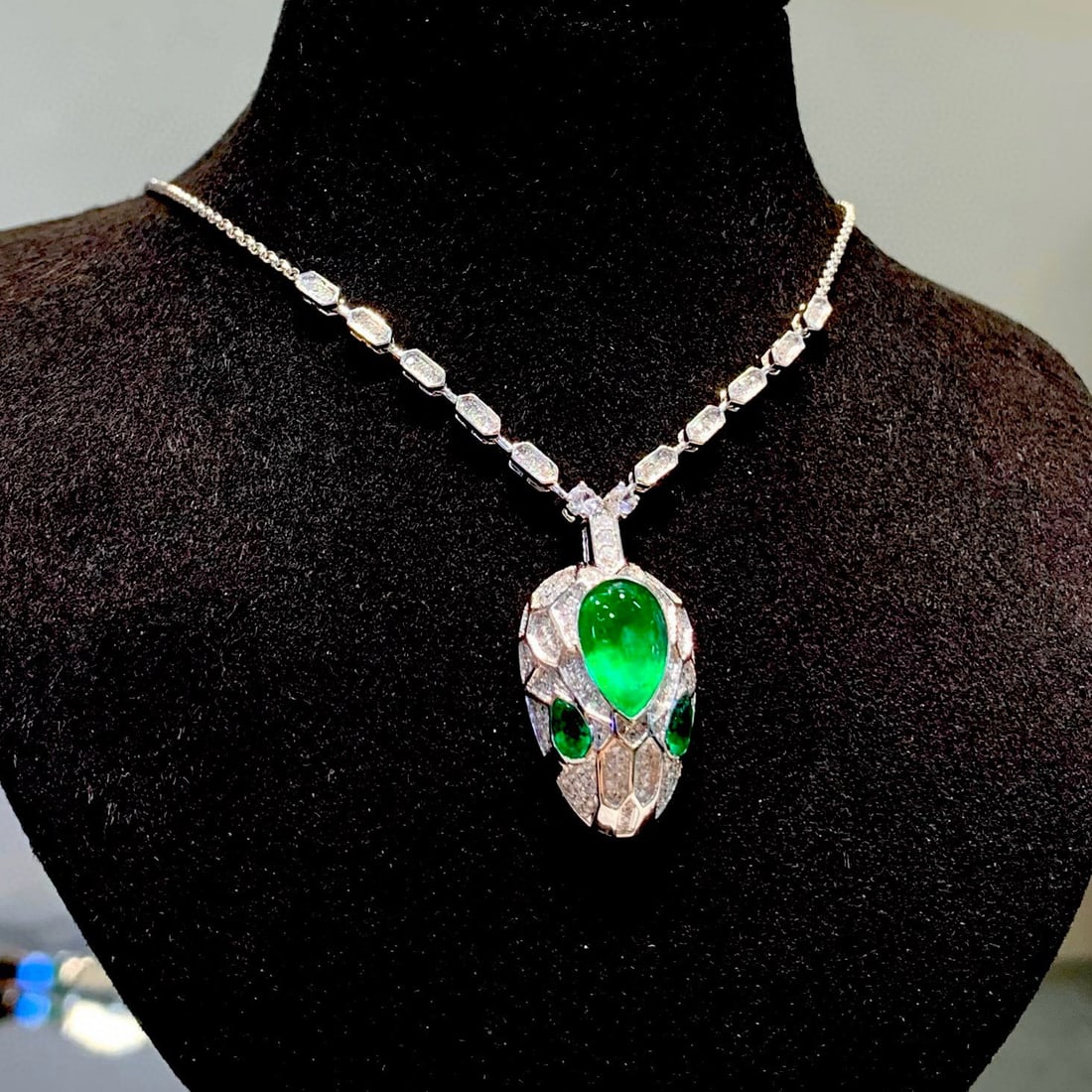 14k Gold 2.2 Ct Vivid Green Natural Emerald & Diamond Necklace - 3