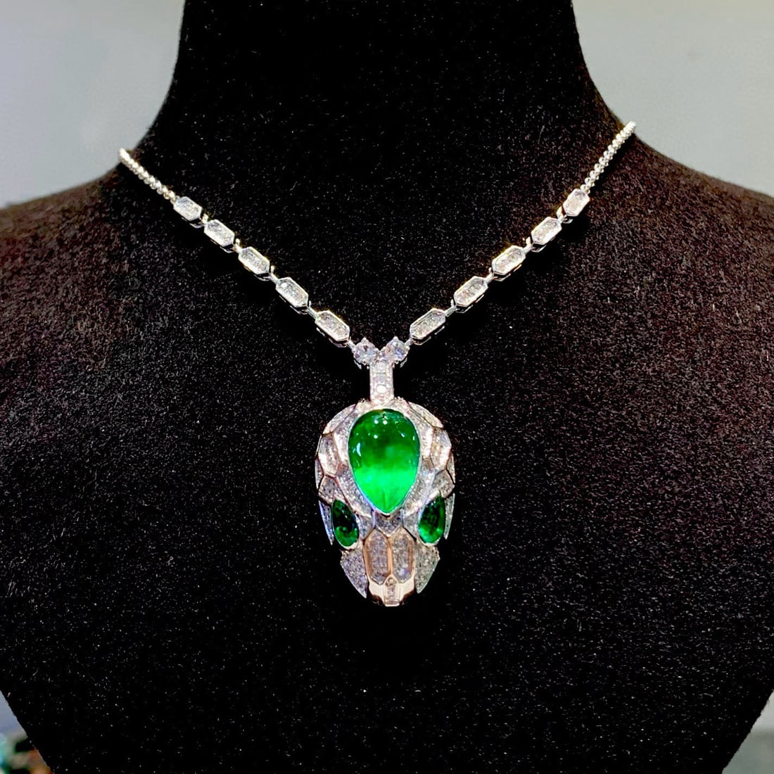 14k Gold 2.2 Ct Vivid Green Natural Emerald & Diamond Necklace - 4