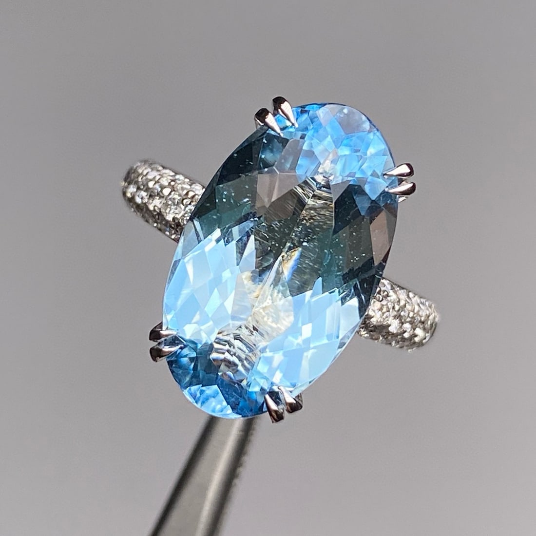 14k Gold 6.38 Ctw Natural Aquamarine & Diamond Ring: Ref:230946095 // gold content:14k gold // ring size:7. 25us // // main gemstone:aquamarine // shape:oval // carat weight:5. 82ct // color:blue // treatment:natural // // adjacent gemstone 2 :