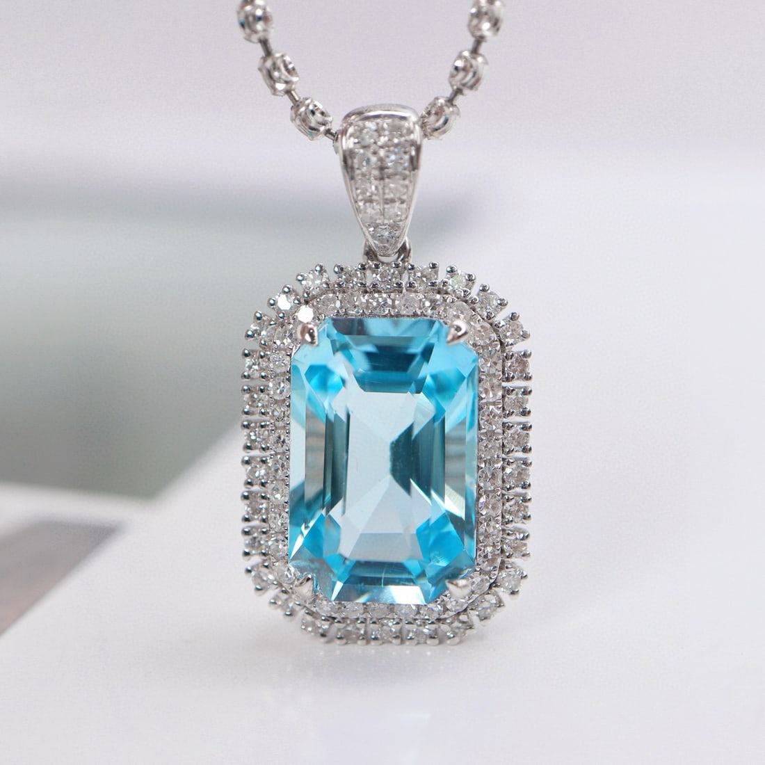 14k Gold 4.86 Ctw Natural Aquamarine & Diamond Pendant( Without Chain ): Ref:230946108 // gold content:14k gold // main gemstone:aquamarine // shape:octagonal // carat weight:4. 49ct // color:blue // treatment:natural // // adjacent gemstone 2 : diamond // shape:round