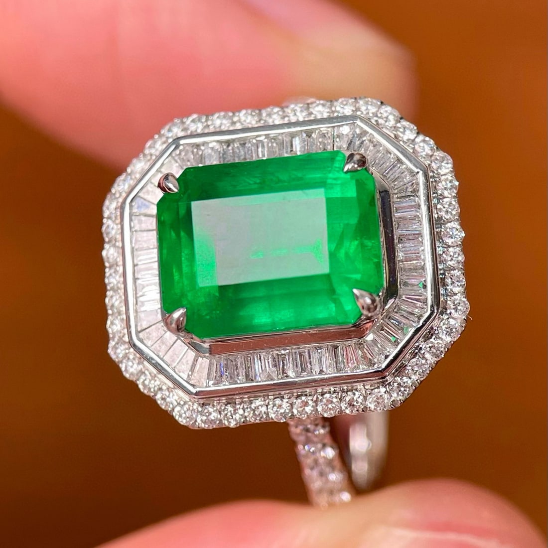 14k Gold 4.57 Ctw Vivid Green Natural Emerald & Diamond Ring - 2