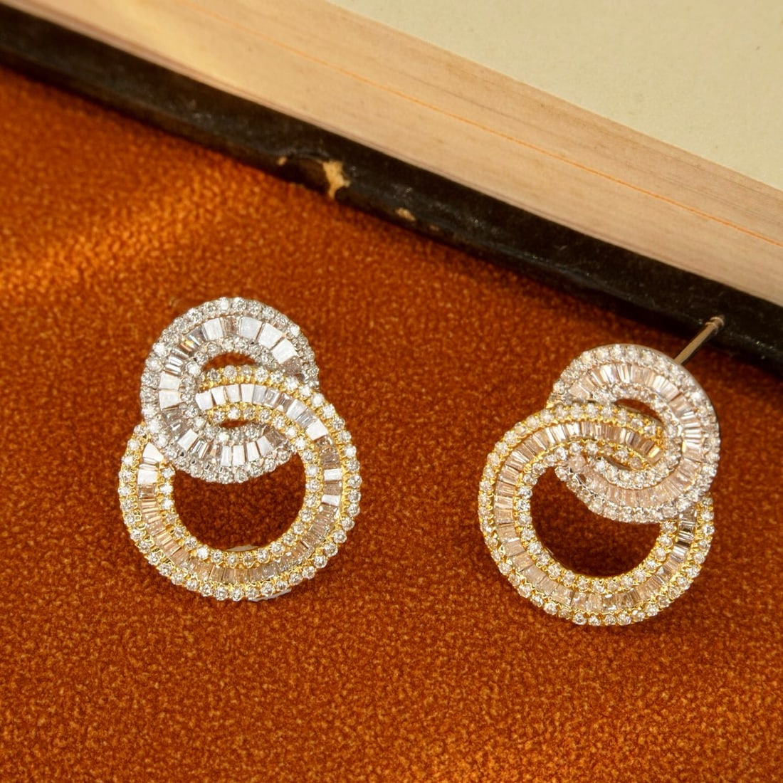 14k Gold 0.92 Ct Natural H Diamond Earrings: Ref:230946129 // gold content:14k gold // main gemstone:diamond // shape:multiply // carat weight:0. 92ct // clarity grade:vs-si // color:h // treatment:natural // Condition: NewLow Estimate: