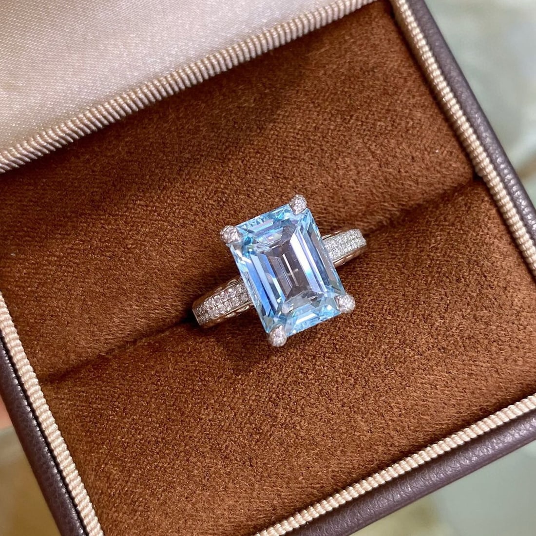 14k Gold 5.92 Ctw Natural Aquamarine & Diamond Ring: Ref:230946131 // gold content:14k gold // ring size:7. 25us // // main gemstone:aquamarine // shape:octagonal // carat weight:5. 47ct // color:blue // treatment:natural // // adjacent gemstone 2 : dia